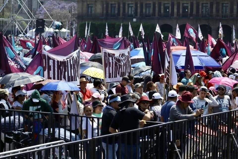 Llegada de simpatizantes de Morena al Centro Histórico de la Ciudad de México, para el arranque de campaña de Claudia Sheinbaum.