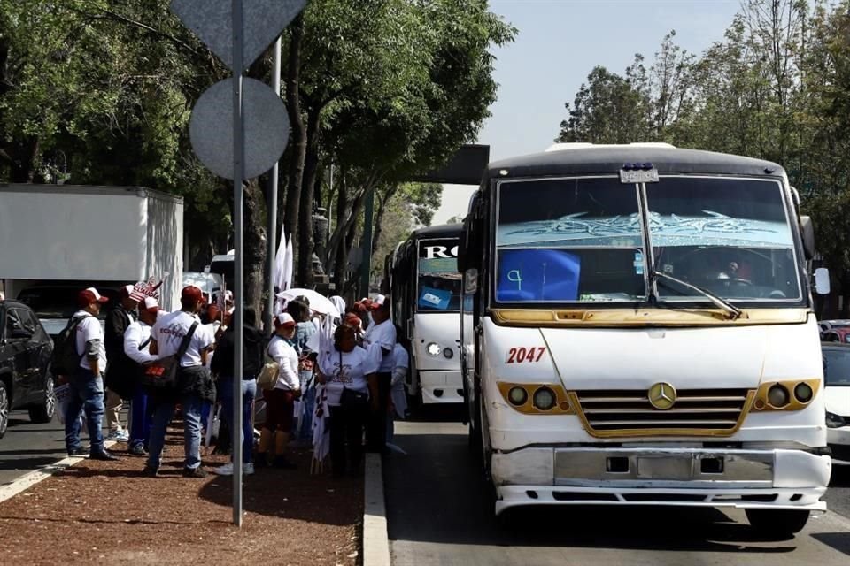 Llegada de simpatizantes de Morena al Centro Histórico de la Ciudad de México, para el arranque de campaña de Claudia Sheinbaum.