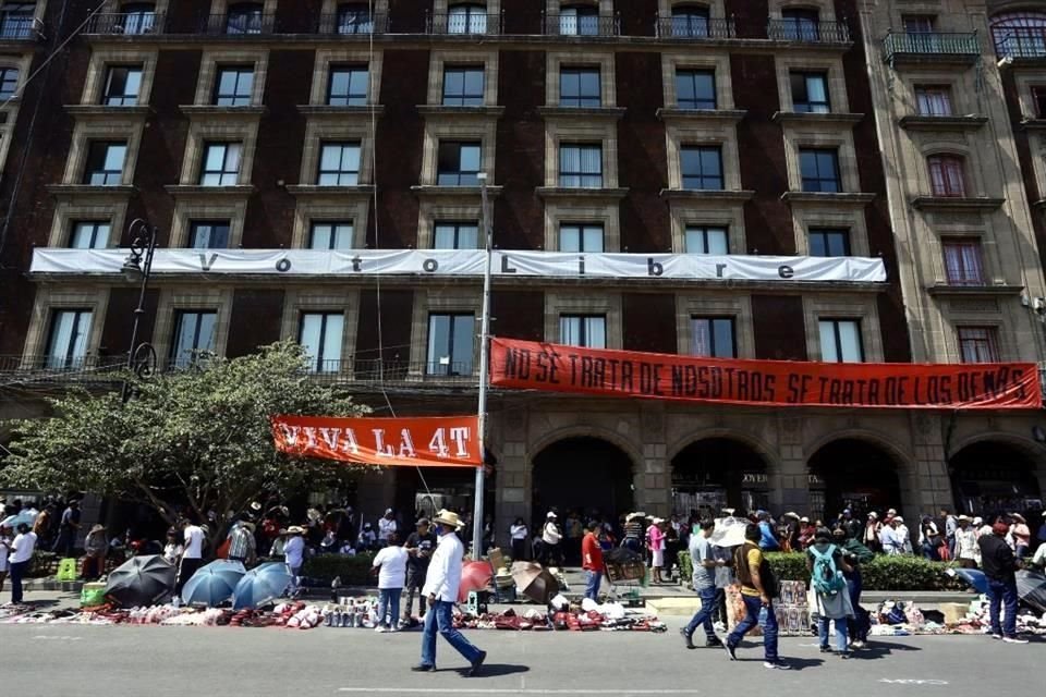 Llegada de simpatizantes de Morena al Centro Histórico de la Ciudad de México, para el arranque de campaña de Claudia Sheinbaum.