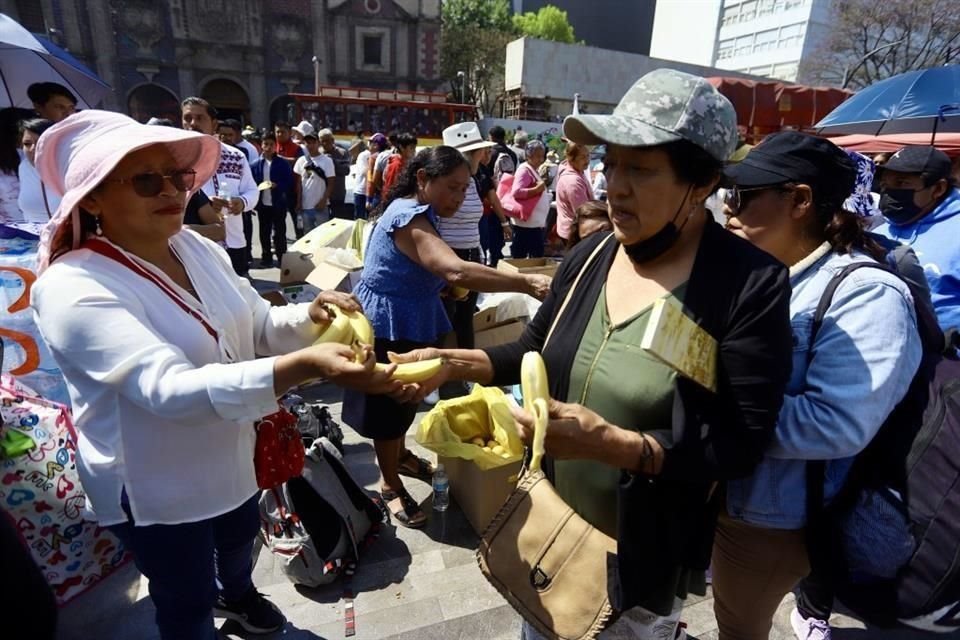 Llegada de simpatizantes de Morena al Centro Histórico de la Ciudad de México, para el arranque de campaña de Claudia Sheinbaum.