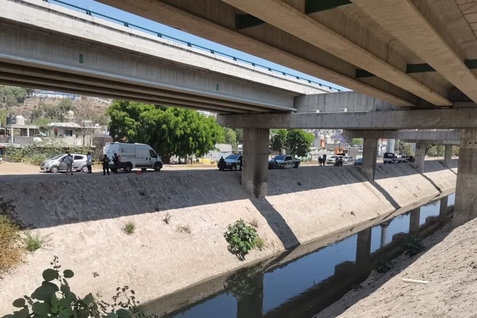 Fue pasadas las 12:00 horas, que el cuerpo fue bajado del auto por los peritos quienes recabaron imágenes e indicios.