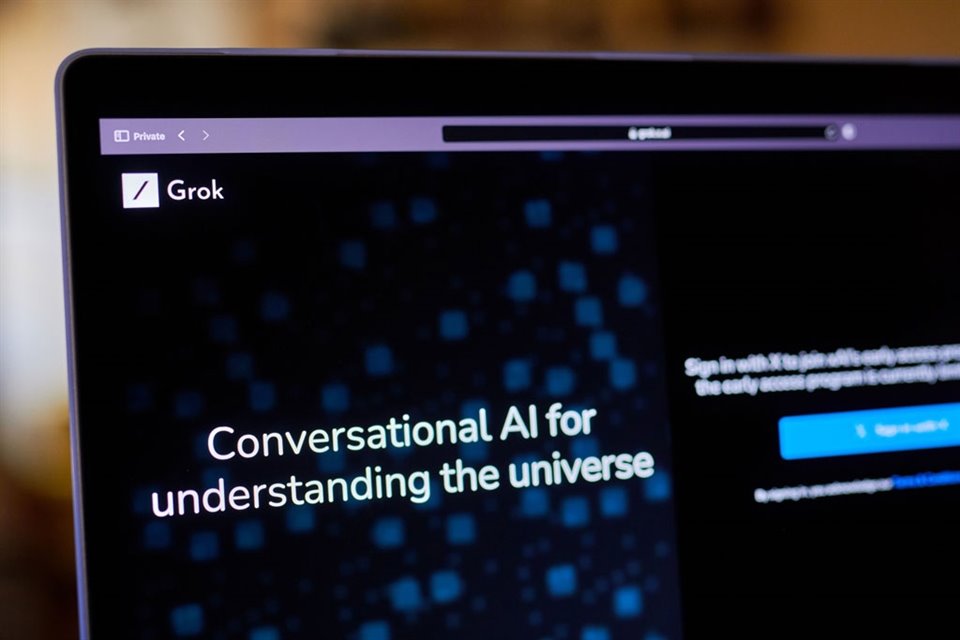 El chatbot Grok, el producto insignia de xAI, está disponible solamente para usuarios que pagan una suscripción en X.