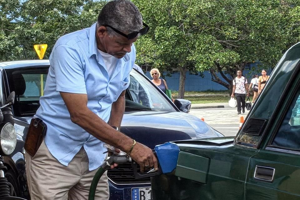 Un hombre llena el tanque de su automóvil en una gasolinera en La Habana.