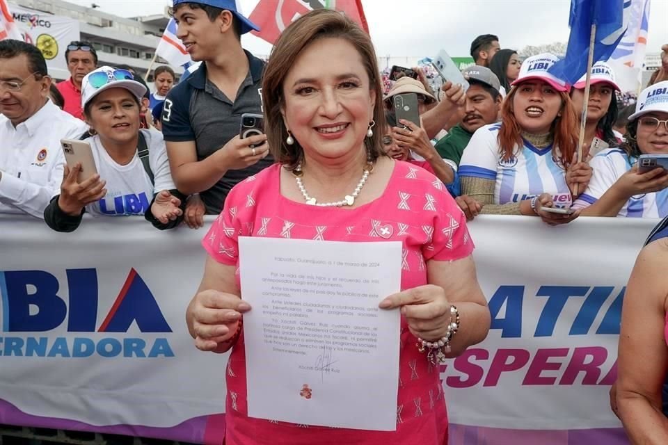 'Estampo mi sangre, que es lo más valioso que tengo, de que no se van a quitar los programas sociales', ofreció Gálvez.