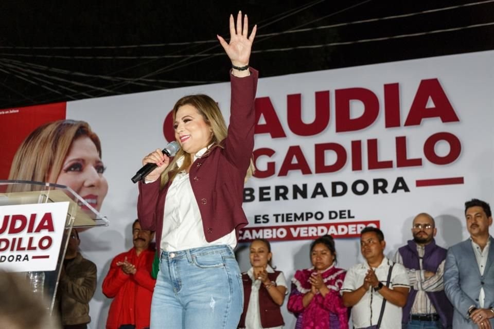 Claudia Delgadillo durante el discurso de arranque de campaña en la colonia Ferrocarril, de Guadalajara.