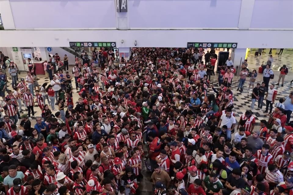 Cientos de aficionados recibieron al Rebaño Sagrado en el AICM.