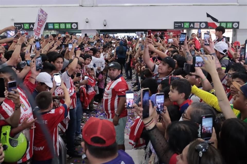 Como ya es costumbre, la afición de Chivas dio un gran recibimiento al equipo en la CDMX, aunque se quedaron con ganas de ver a 'Chicharito'