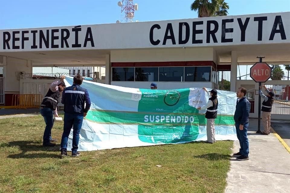 Luego de que les negaron el acceso a la Refinería de Pemex en Cadereyta, personal estatal desplegó ayer una manta con la que se aseguró se suspendió a la planta, que siguió operando sin cambios.