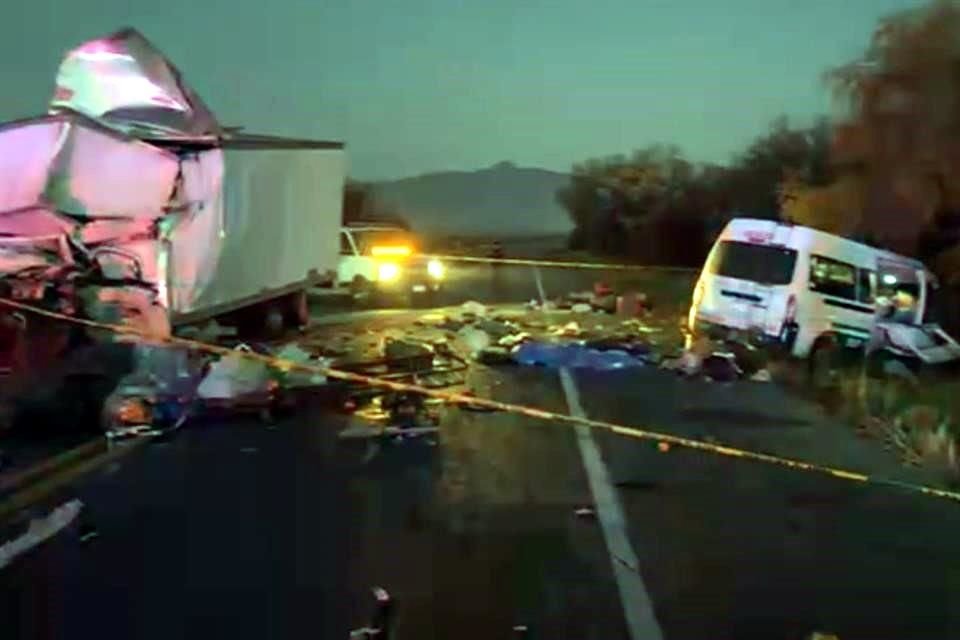 Nueve personas, aún no identificadas, fallecieron tras el choque entre un tráiler y una camioneta, en la Carretera Nacional, en Tamaulipas.