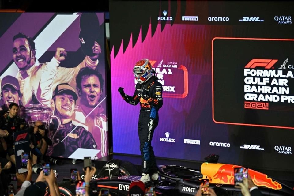 El festejo de Max Verstappen para las cámaras.