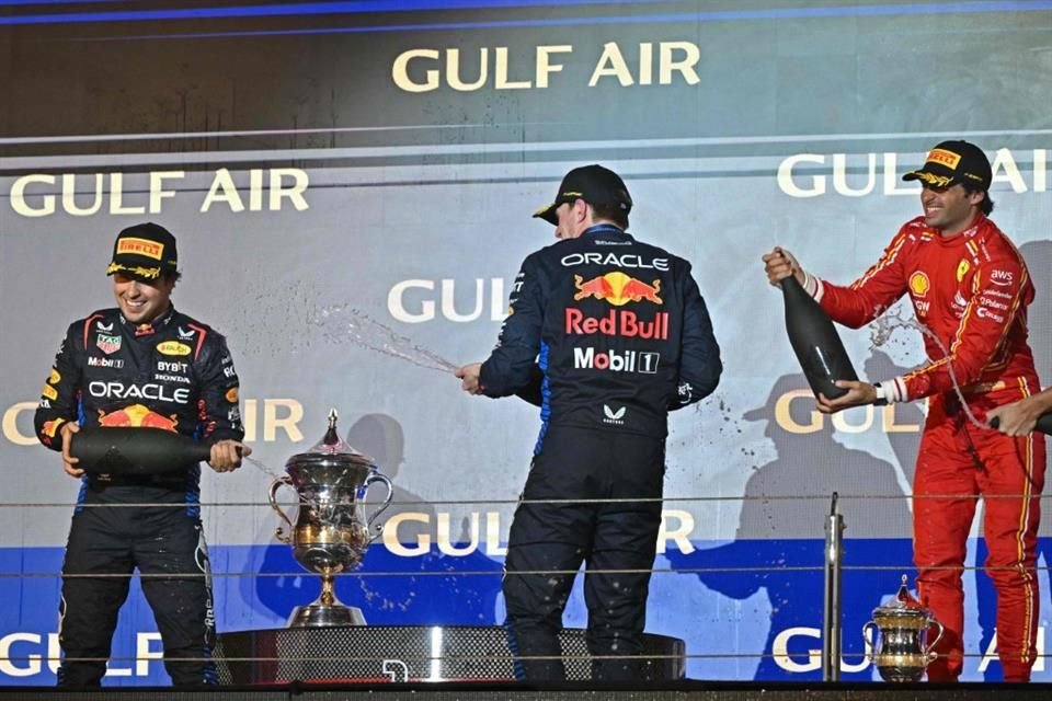 Checo, Max y Carlos disfrutan su primer podio de la campaña.