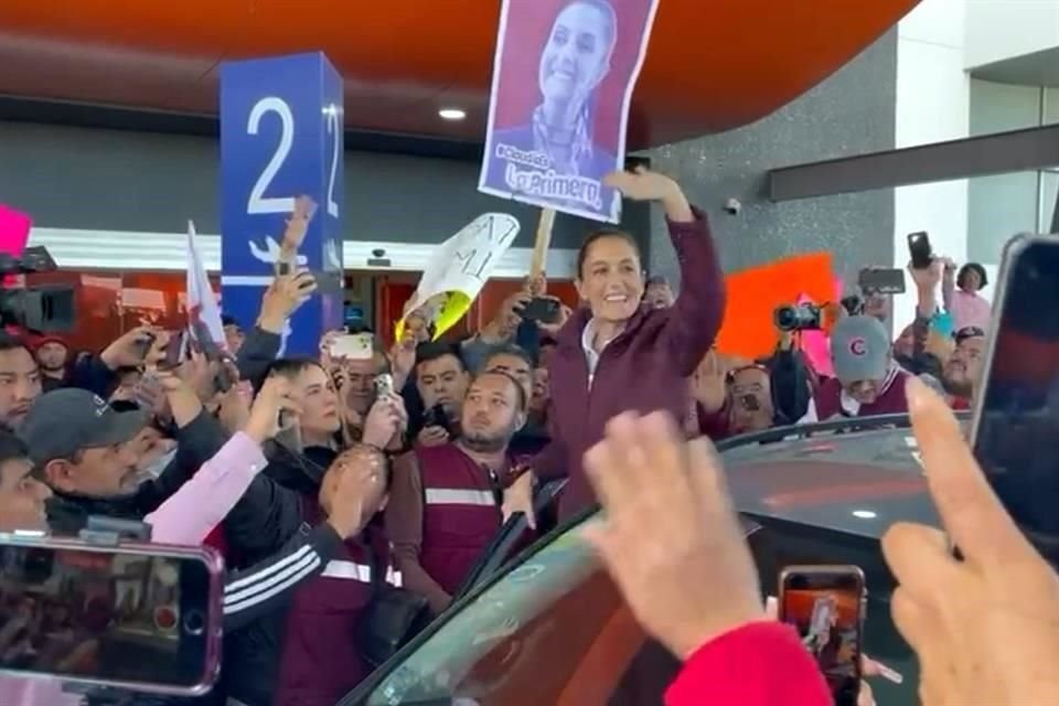 Claudia Sheinbaum en su llegada al Aeropuerto Internacional Abraham González de Ciudad Juárez, Chihuahua.