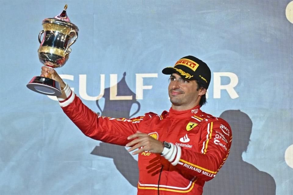 Carlos Sainz celebra el tercer lugar.