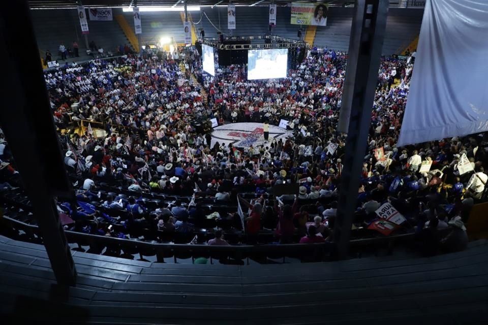 El Palenque, al que estiman capacidad de 6 mil personas, estuvo a mitad de su capacidad. No abrieron la zona de gradas.