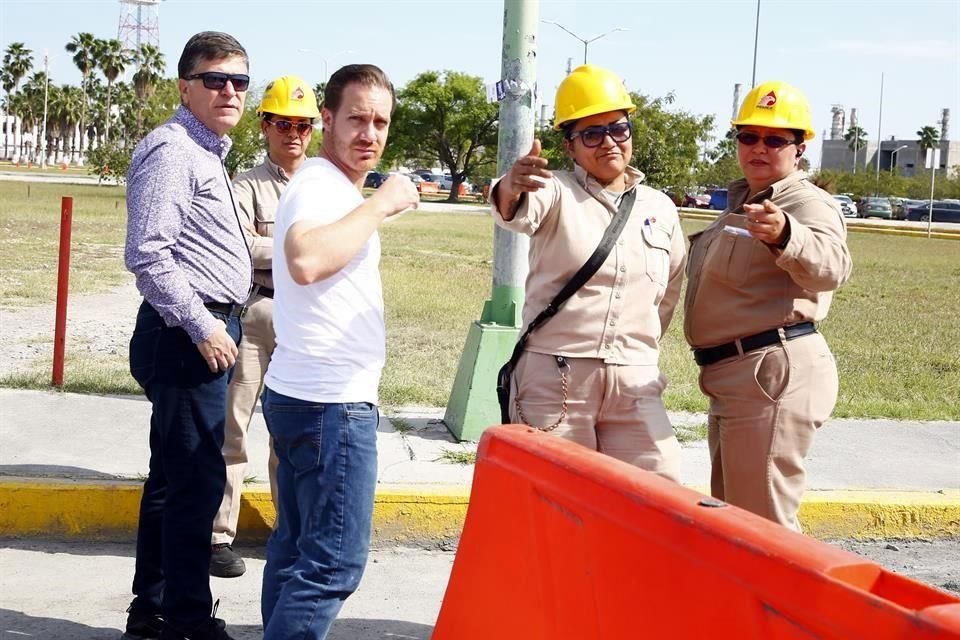 Personal de seguridad de Pemex evitó el ingreso inmediato del funcionario.