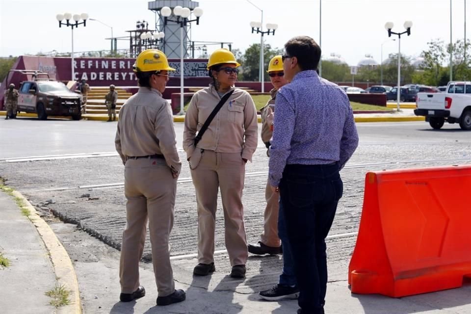 El Secretario de Medio Ambiente llegó junto con el regidor de San Pedro, Javier González Alcántara.
