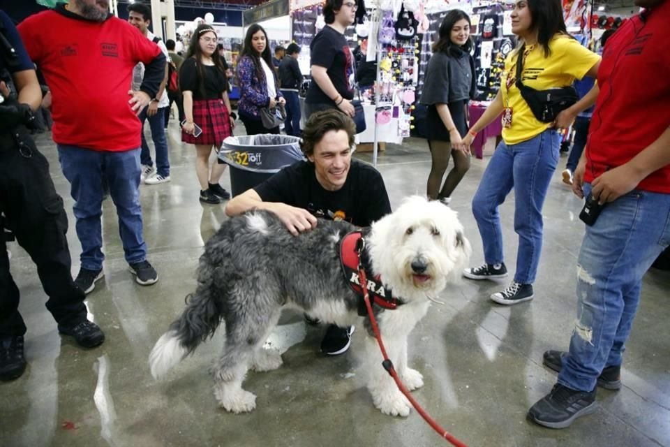 Hasta una mascota recibió el cariño de la estrella.