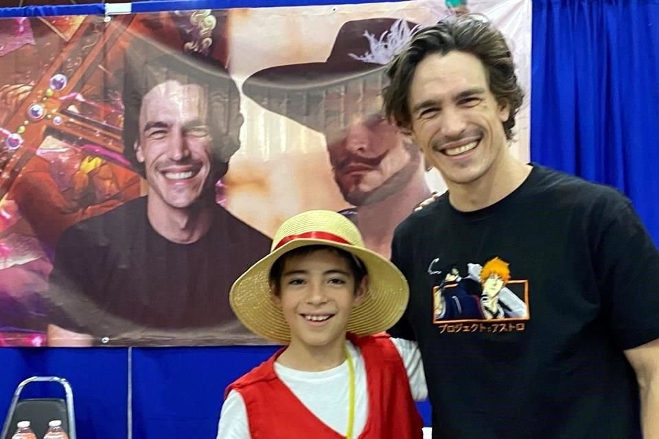 El actor de la serie Onde Piece de Netflix posa con sus fans en LA CONVE. Foto Cortesía LA CONVE.