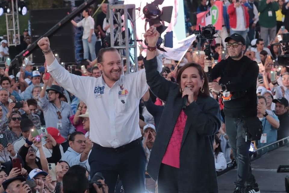 En un evento donde hubo miles de acarreados, Santiago Taboada y Xóchitl Gálvez hicieron campaña en el Parque Bicentenario de la CDMX.