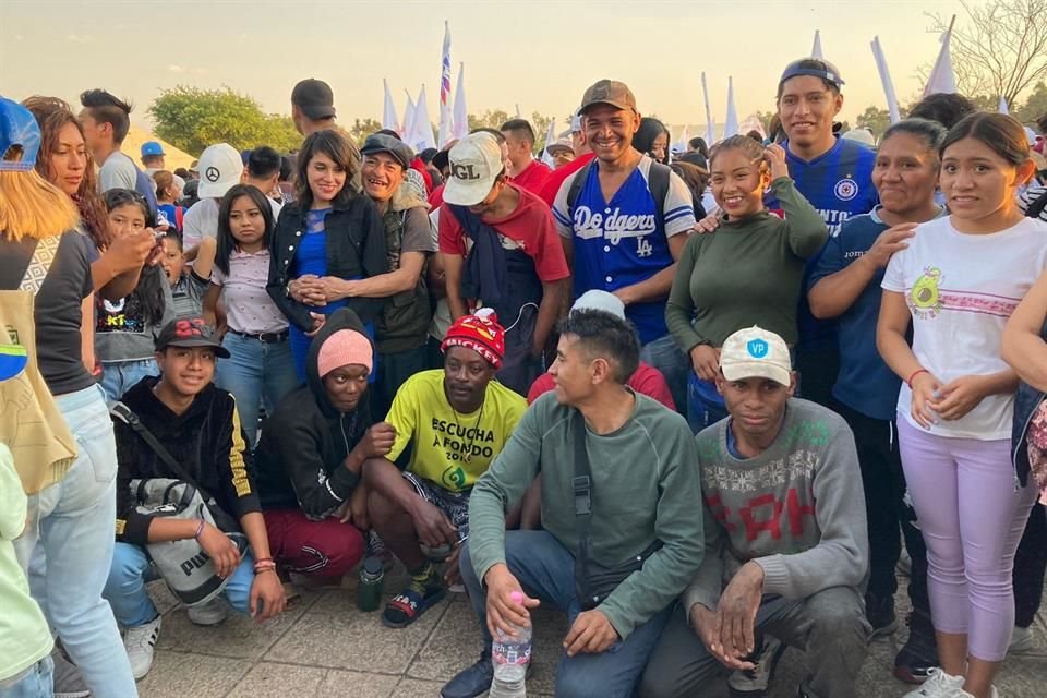 Grupo REFORMA constató la presencia de migrantes haitianos en el evento de Santiago Taboada y Xóchitl Gálvez en el Parque Bicentenario.