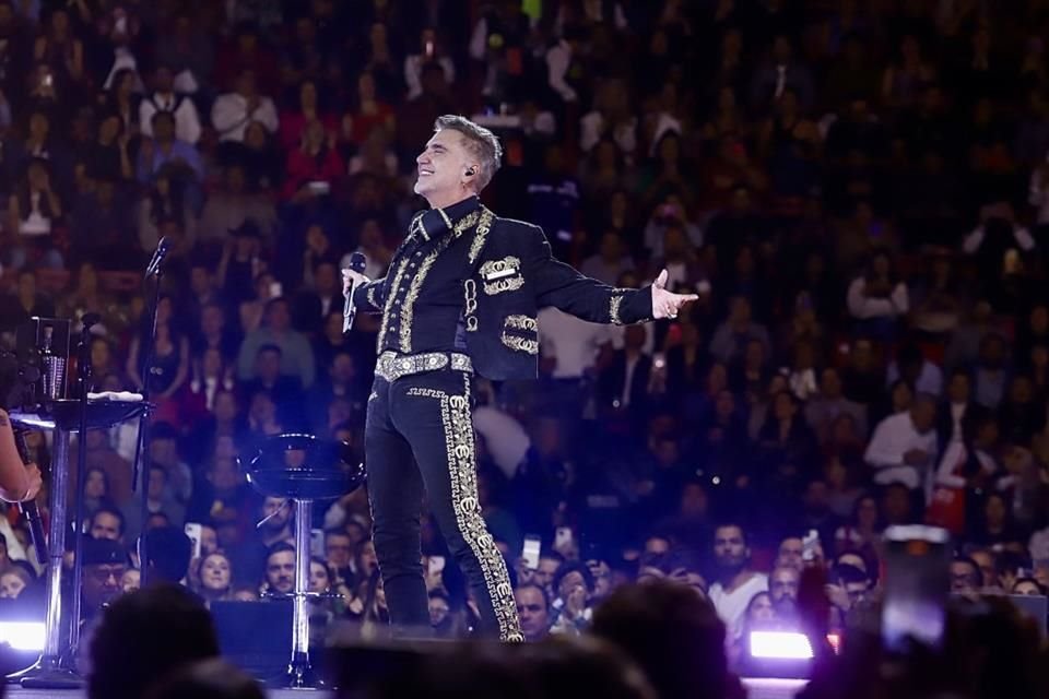 El cantante Alejandro Fernández conquistó a los 43 mil fans que acudieron a la Plaza México para gozar de su 'Gira Amor y Patria'.