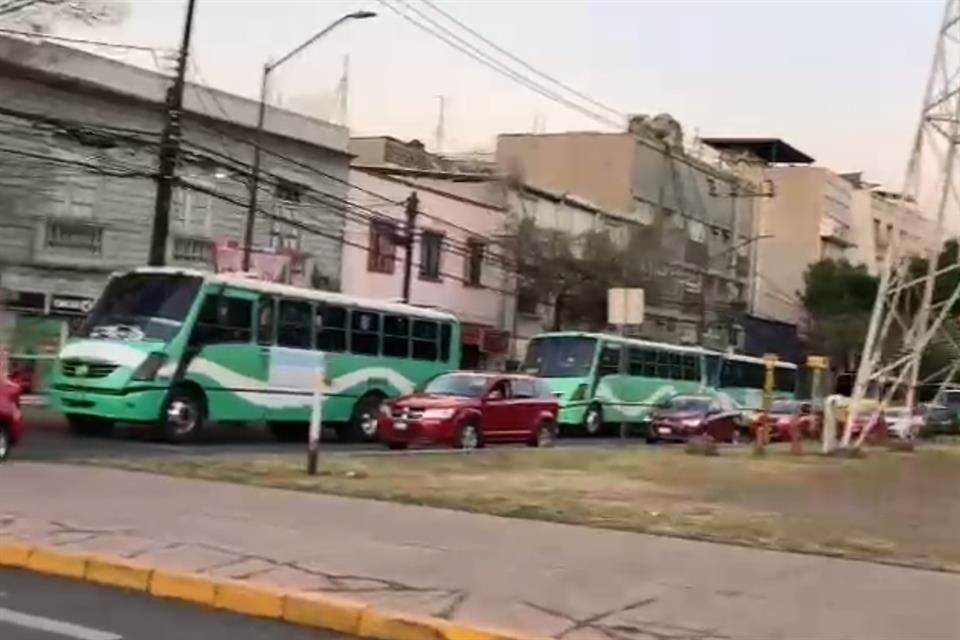 Grupo REFORMA constató la presencia de varios camiones de acarreados en Avenida Invierno, Azcapotzalco.