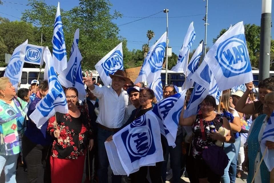 Seguidores de la senadora con licencia afuera del Estadio Olímpico de Querétaro.