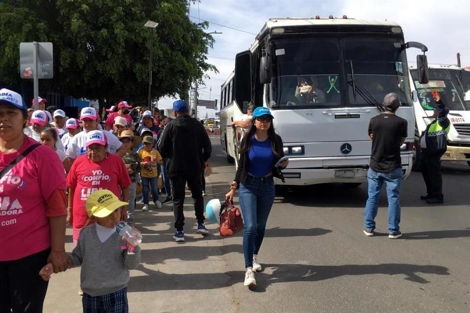 La llegada de asistentes al encuentro de este domingo con Gálvez.