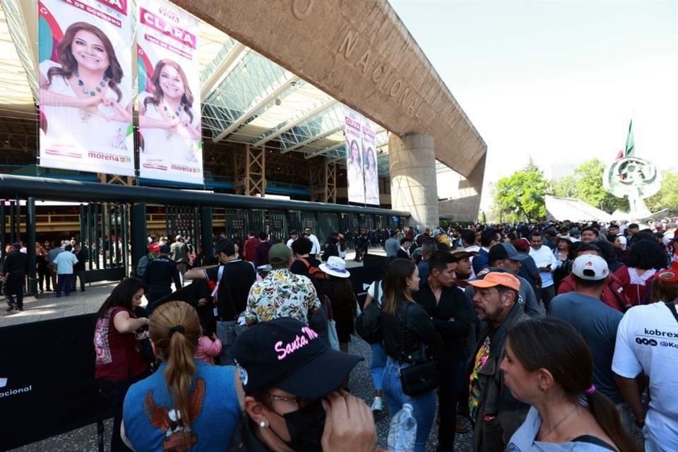 Seguidores de la morenista afuera del Auditorio Nacional.