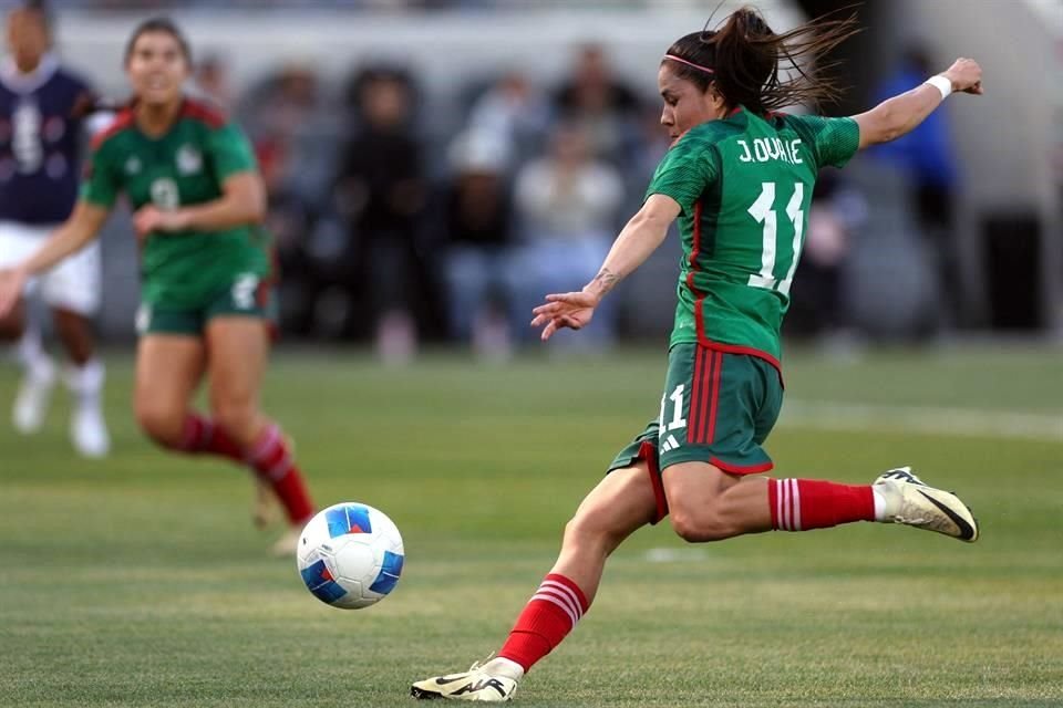 Así prendió Lizbeth Ovalle, de Tigres Femenil, el esférico para anotar el 1-0 en el encuentro.