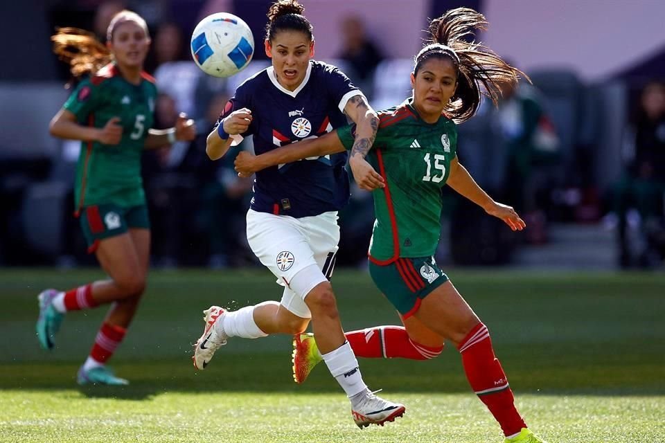 Jessica Martinez, de Paraguay, pelea el esférico con la felina Cristina Ferral.