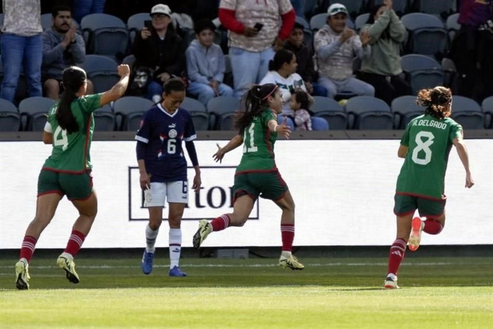 Ovalle corre para celebrar uno de sus goles y la sigue la Rayada Rebeca Bernal y su compañera 'Amazona' Alexia Delgado.