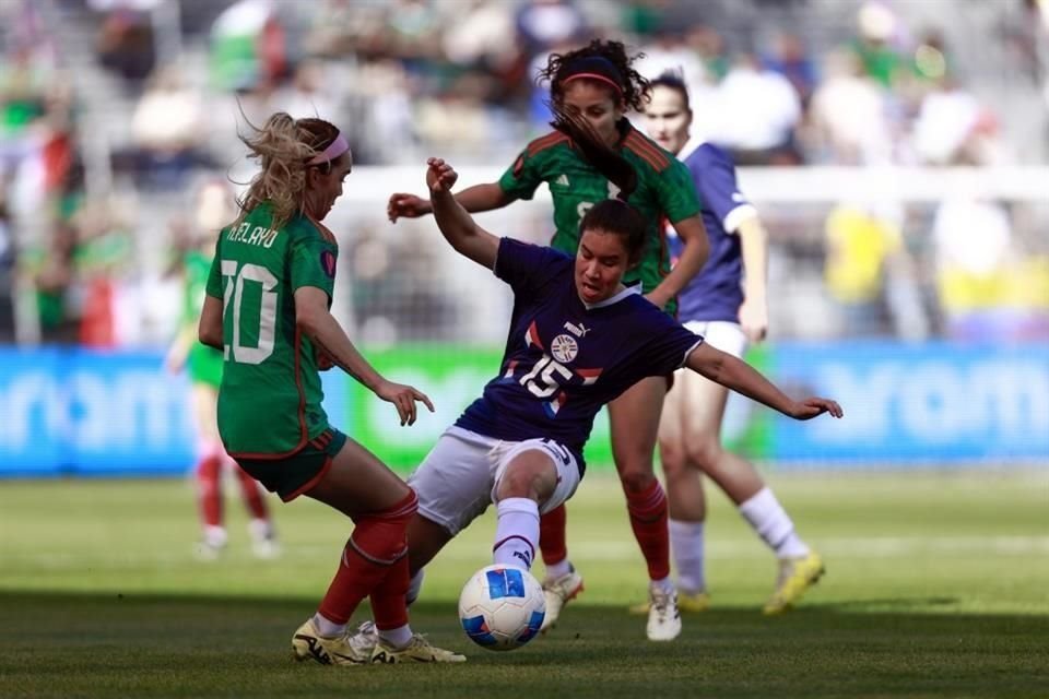 Fanny Godoy intenta quedarse con el balón entre dos mexicanas: Mayra Pelayo y Alexia Delgado.