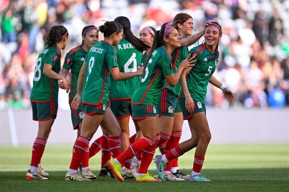 Las futbolistas del Tri Femenil felicitan a Karen Luna, de Monterrey, tras marcar el 2-0.