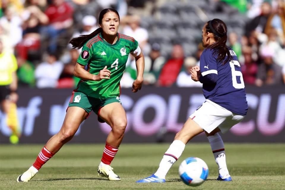 Rebeca Bernal, de Rayadas y capitana de la Selección, volvió a lucir segura en la zaga.