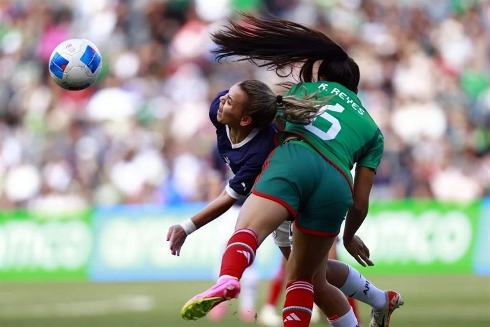 Fuerte choque entre Ramona Martinez, de Paraguay, y Reyna Reyes, del Tri.