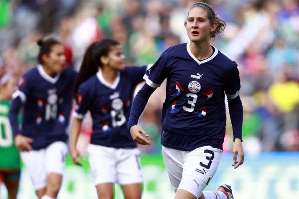 Camila Barbosa (3) anotó el 1-2 para Paraguay, que significó el primer gol que México recibió en la Copa Oro W.