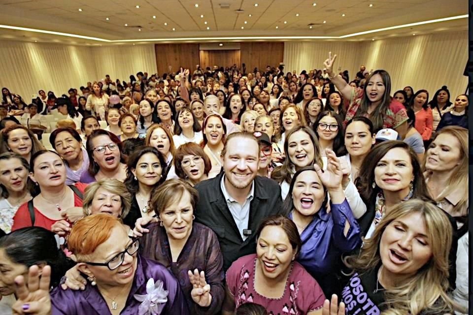 Santiago Taboada, candidato a la Jefatura de Gobierno en un evento con Mujeres en el WTC.