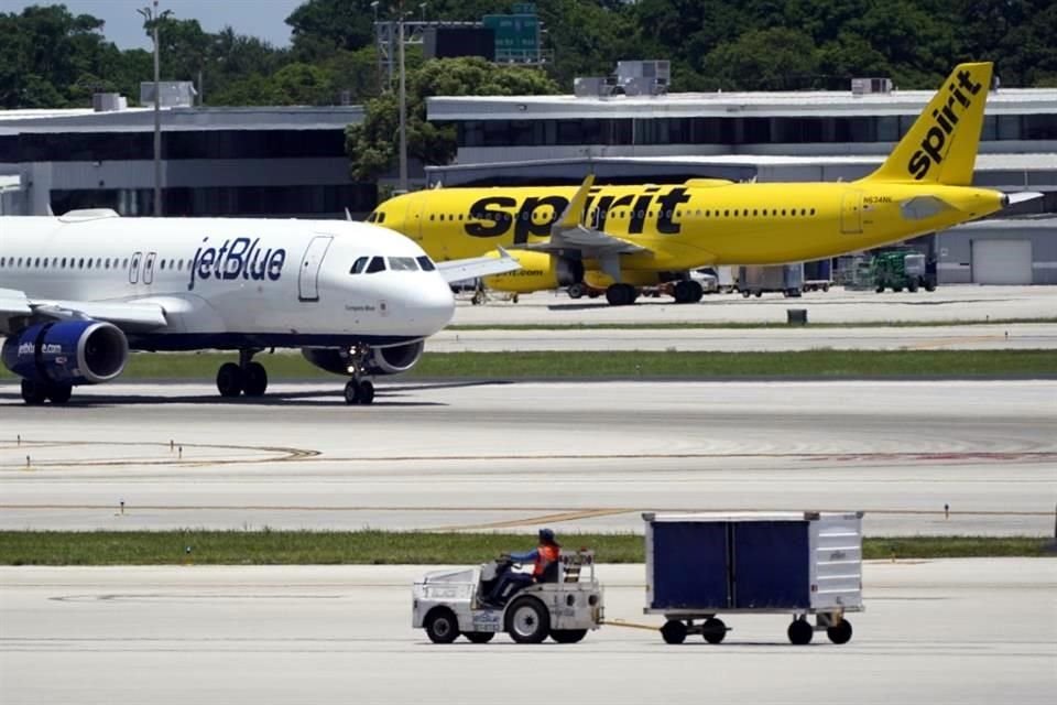 En enero, un juez federal bloqueó el intento de JetBlue de adquirir la aerolínea de bajo costo Spirit después de que el Departamento de Justicia presentara una demanda el año pasado.