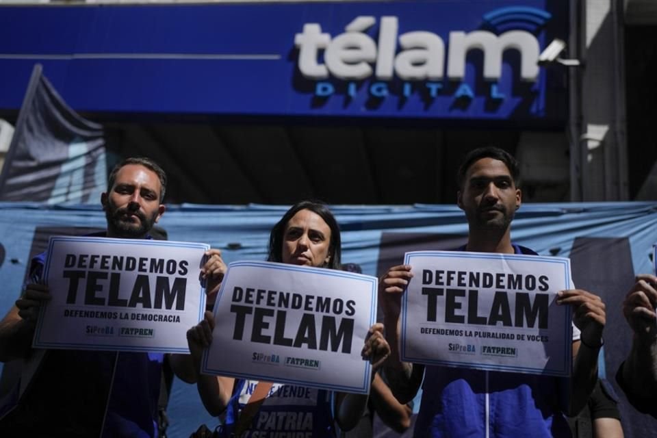 Manifestantes sostienen señales en defensa de la agencia de noticias estatal Telam, en Buenos Aires, Argentina, el 4 de marzo del 2024.