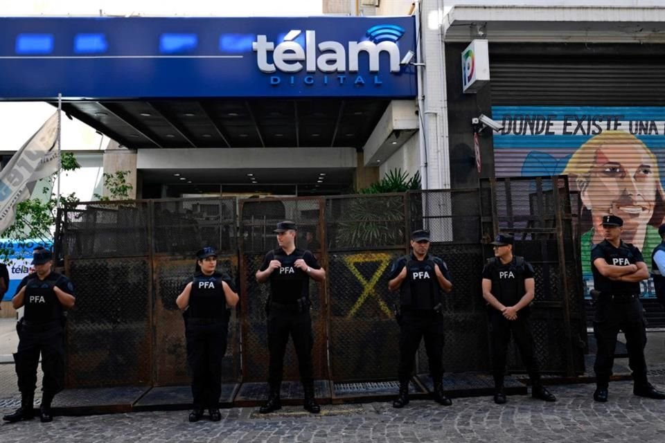 Miembros de la policía federal de Argentina resguardan las instalaciones del medio estatal Télam.