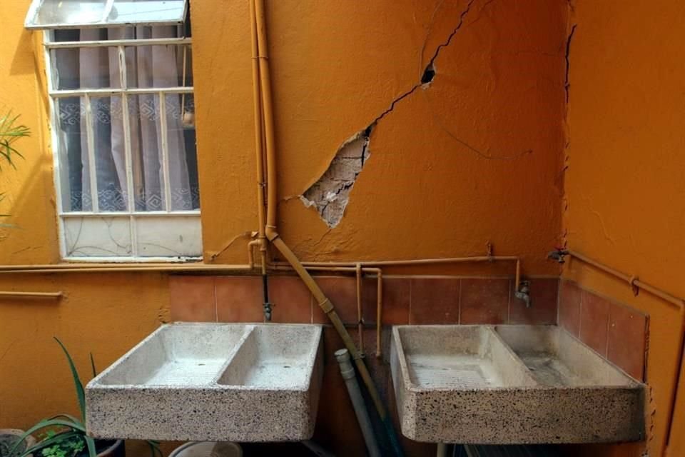 Daños en un edificio de la Colonia Mixcoac causados por los microsismos que genera la falla geológica recién detectada en la zona.