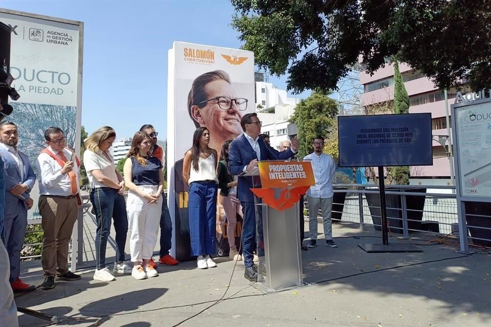 Salomón Chertorivski en la primera de las 12 conferencias de prensa que realizará cada lunes para abordar los diferentes problemas que afectan a la Ciudad de México.