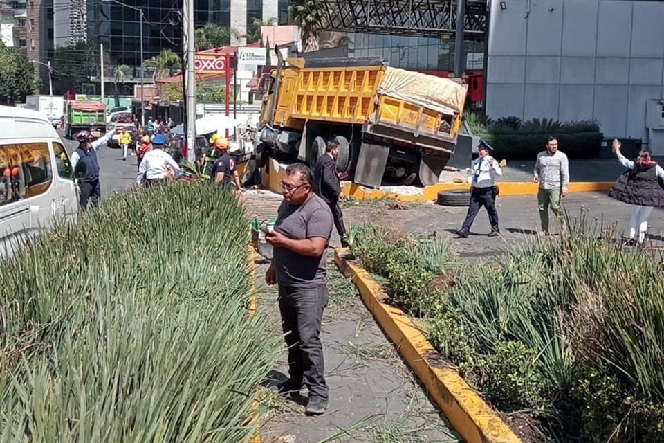 Un camión de carga presuntamente tuvo una falla mecánica y se estrelló contra otros vehículos.