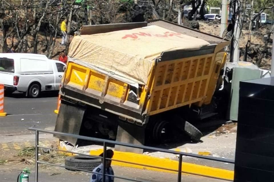 La vialidad resultó afectada tras el choque del camión.