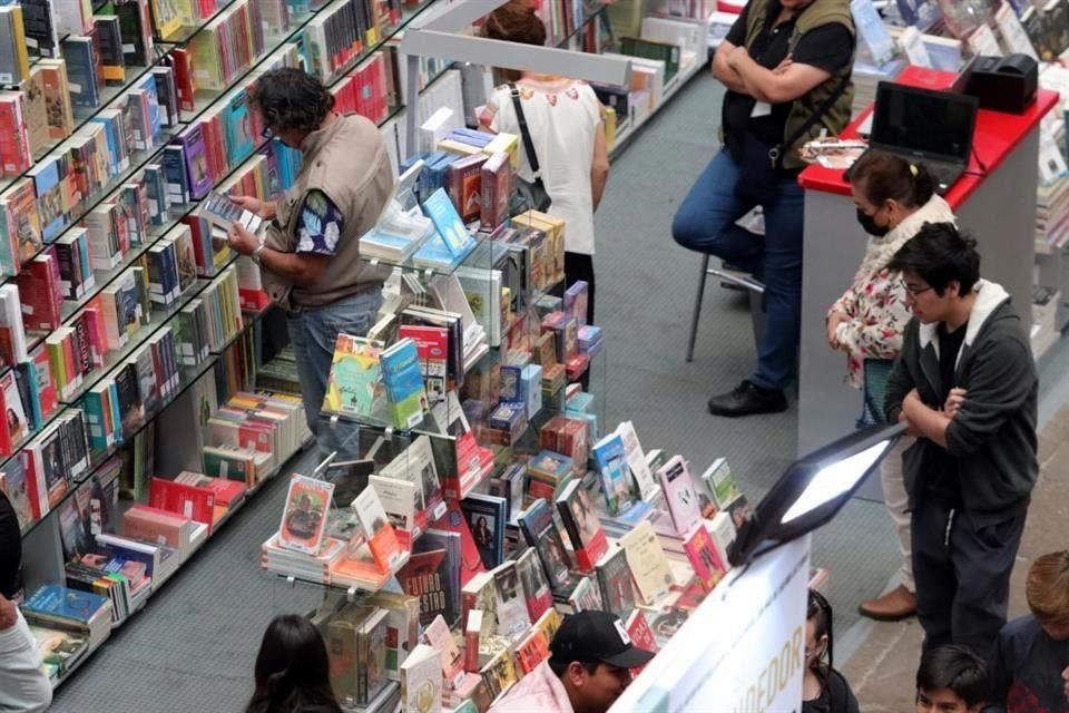 Asistentes aprovecharon el último día de oferta librera.