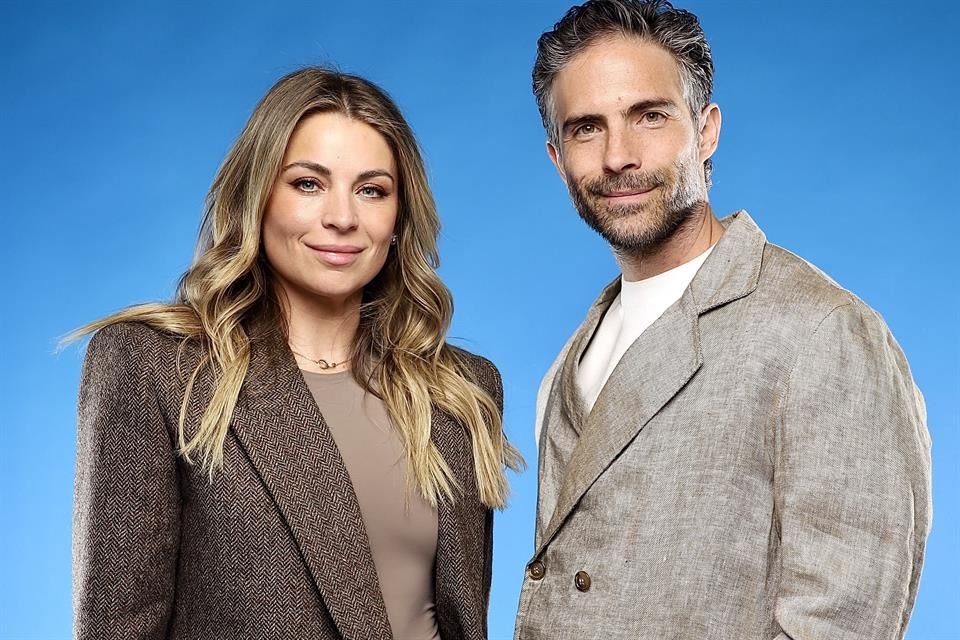 Posan Ludwika Paleta y Osvaldo Benavides, quienes protagonizan la película de videocine titulada  'Noche de bodas', durante sesión fotográfica en el Estudio del Periódico Reforma.