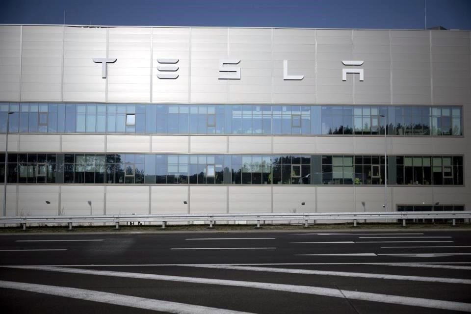 Tesla dijo a un diario alemán que no espera reanudar la producción rápidamente.