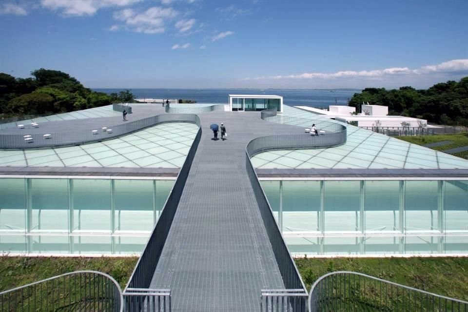 La entrada serpenteante del Museo de Arte de Yokosuka evoca la bahía de Tokio y las montañas cercanas.