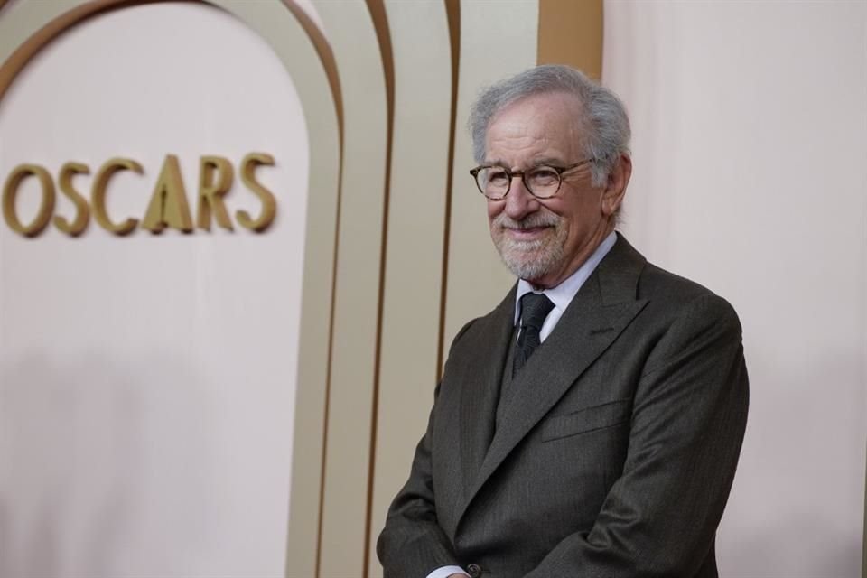 El cineasta Steven Spielberg se sumó a las filas como presentador.